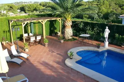 Image de Villa de luxe avec piscine privée, tennis de table, télévision britannique et Wi-Fi