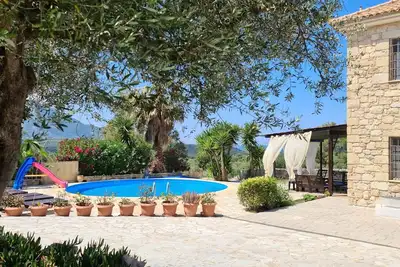 Image de Belle spacieuse villa en pierre près de la mer avec piscine au milieu des oliveraies