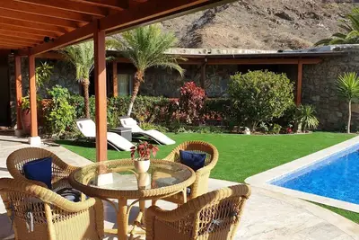 Image de villa de luxe avec piscine et jardin, à proximité de mer, plages, port, golfs,