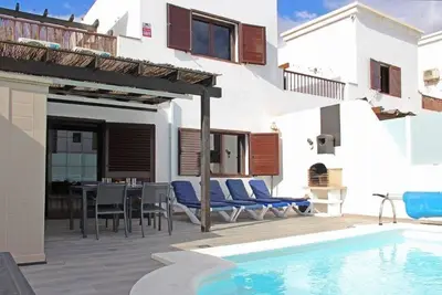 Image de Villa 2 ch 2 ch: grand patio, jardin & piscine. AirCon, WiFi gratuit et Tv britannique gratuite