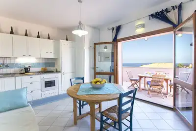Image de Torre dei Corsari appartement avec vue sur la mer ; plage sous la maison