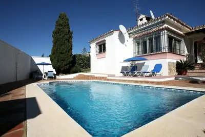 Image de Villa familiale semi-isolée 3 chambres, 2 salles de bain avec piscine et jardins