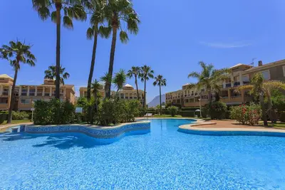 Image de Belle plage Ă part avec terrasse dans grand Urb avec piscine