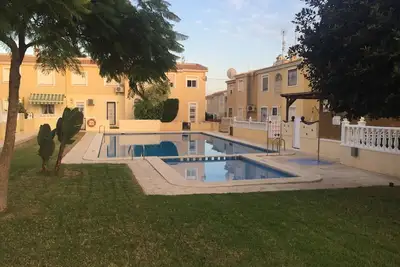 Image de Superbe appartement de 2 chambres adossé à la piscine avec un grand espace extérieur