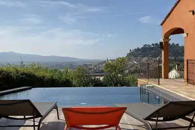 Image de Villa avec vue panoramique, piscine et spa de nage intérieur