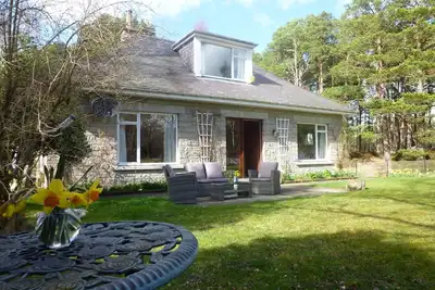 Image de Lodge de luxe pour 8 personnes avec bain à remous dans un endroit forestier avec vue sur la montagne