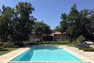 Image de Belle maison provençale dans le Luberon - Piscine chauffée et grands jardins.
