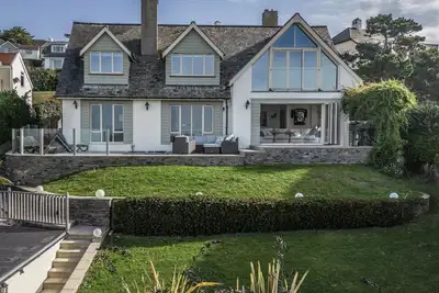 Image de Profitez d'une vue imprenable sur la mer depuis une maison de vacances côtière contemporaine indépendante