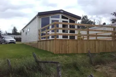 Image de Un chalet modèle 2016 avec bain à remous 'Juno et de belles vues dégagées.