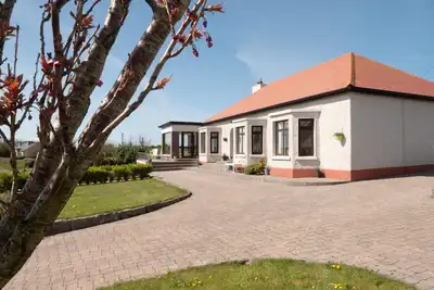 Image de Superbe ferme de 4 chambres, 2 salles de bain. Une vue pittoresque surplombant la baie de Sligo. Wifi