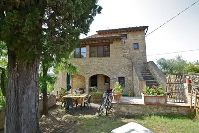 Image de Maison de charme dans un mas en pierre avec jardin et piscine