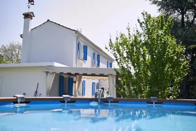 Image de villa rustique avec grand jardin et piscine