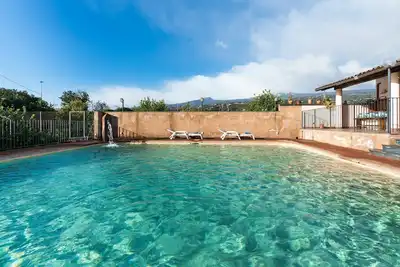 Image de Villa de charme avec piscine, jardin fleuri et vue