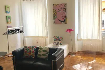 Image de Appartement de luxe dans une zone piétonne. Les cinémas et un coin d'histoire.