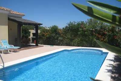 Image de Villa de 3 chambres avec piscine privée dans un jardin patio, Wifi, climatisation