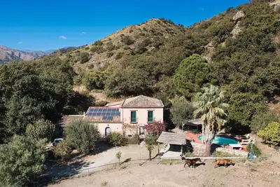 Image de Oasis de paix avec piscine et vue panoramique