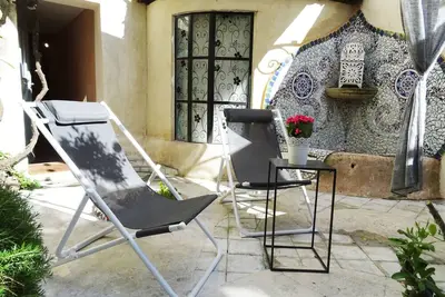 Image de très bel appartement, plein centre avec jardin privé -
