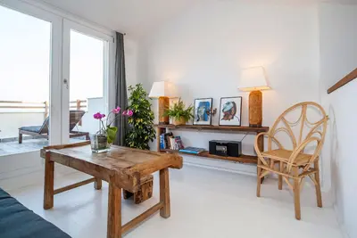 Image de Maison Avec Vue Sur Le Casque Historique.