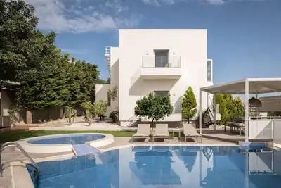 Image de Villa au design unique avec piscine chauffée, salle de sport et salle de jeux au coeur de la ville!