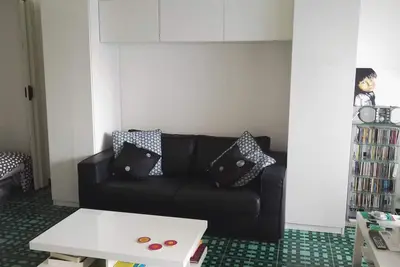 Image de Studio avec alcôve et terrasse centre village, 200 m de la plage