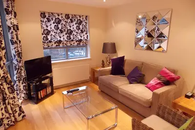 Image de Appartement calme de New Town avec accès Internet par fibre optique gratuit, à proximité du centre-ville.