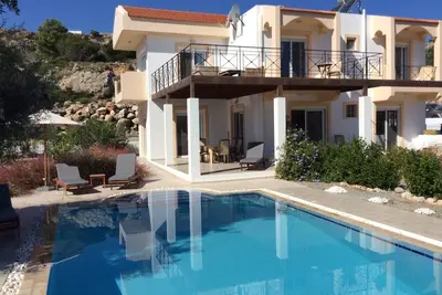 Image de Villa privée chauffée avec piscine privée surplombe la plage de Tsampika