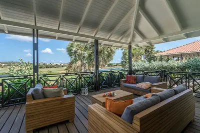 Image de Profitez d'une spacieuse villa moderne, joliment située à côté du parcours de golf et de la piscine