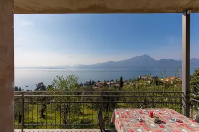 Image de Appartement récemment rénové, moderne et élégant, avec vue sur le lac!