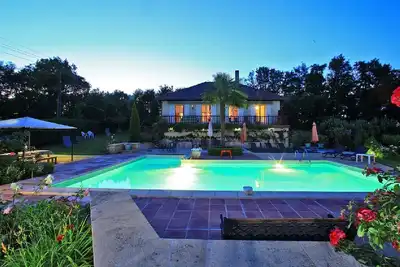 Image de Maison Tranquille Avec vue Imprenable, 5 min du Centre Médiéval, Piscine Privée