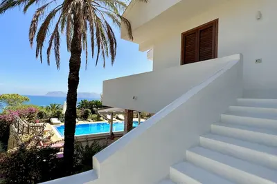 Image de Spacieuse villa avec piscine