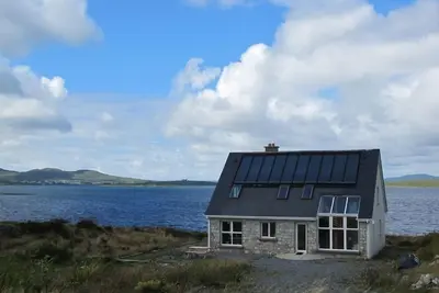 Image de Eco-friendly maison au bord de la mer dans la sauvagerie et la solitude du Connemara