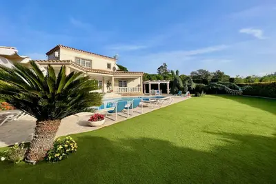 Image de Grande villa de 4 chambres avec piscine privée