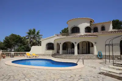Image de Superbe villa familiale avec piscine privée - vue imprenable sur la mer et la montagne - Air conditionné