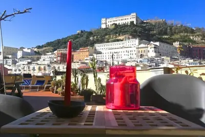 Image de Penthouse calme au centre de Naples, terrasse panoramique, connexion Wi-Fi gratuite.