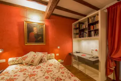 Image de Votre appartement calme et romantique dans la magie du centre historique.