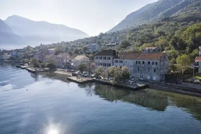 Image de Front de mer, appartement en pierre avec vue sur la montagne.