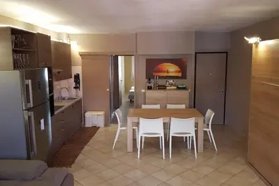 Image de appartement de trois pièces avec 2 salles de bain, grande terrasse et jardin équipé.