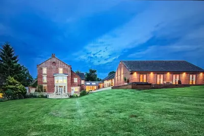 Image de Superbe manoir géorgien sur 6 hectares avec complexe de piscine intérieure privée