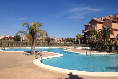 Image de Appartement de luxe flambant neuf avec golf, piscine et vue sur le lac