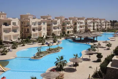 Image de Appartement bien situé avec terrasse privée sur le toit et grande piscine commune
