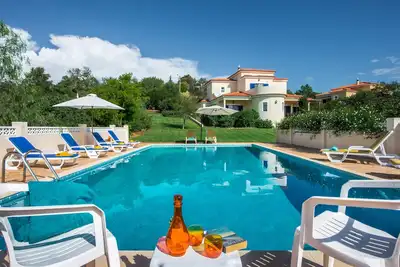 Image de Villa Quina~Heated Pool*~ Fibre Wi-fi - 8 + 4 cots - Booking 2026 & 2027 Now