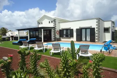 Image de Villa individuelle de luxe, piscine privée chauffée, wifi gratuit et Uk \/ Euro Tv inc Sky