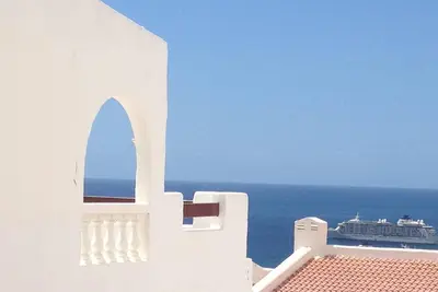 Image de Spacieux appartement ensoleillé dans le charmant Port Royale avec piscine, grand balcon, vue sur l'océan