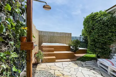 Image de Luxueuse villa, outdoor mini piscine jacuzzi, indoor whirlpool, sauna, cheminée