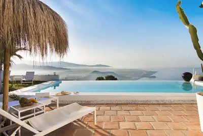 Image de Villa d'Exception avec vue à 300º et piscine à débordement sur la Méditerranée