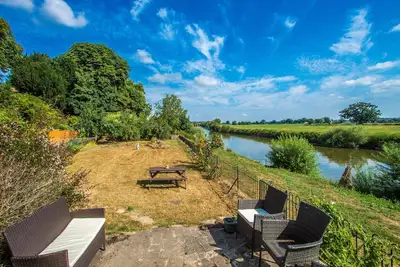 Image de Cottage détaché historique, sur la rive de la rivière Severn Nr Upton & Malvern