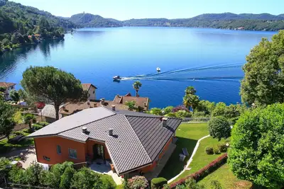 Image de Villa avec grand jardin et belle vue sur le lac Du Samedi Au Samedi