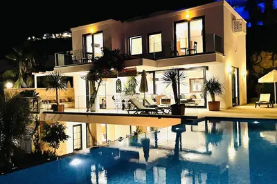 Image de Villa avec grande piscine et espaces de vie en plein air. Vues incroyables sur la mer