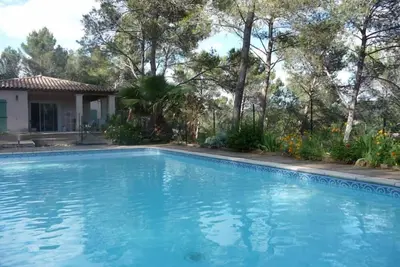 Image de Grande maison avec piscine
