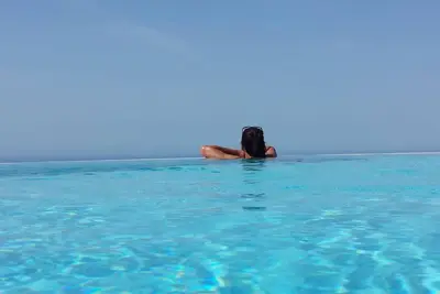 Image de Charmante villa de luxe avec piscine à débordement, vue imprenable sur la baie et les montagnes